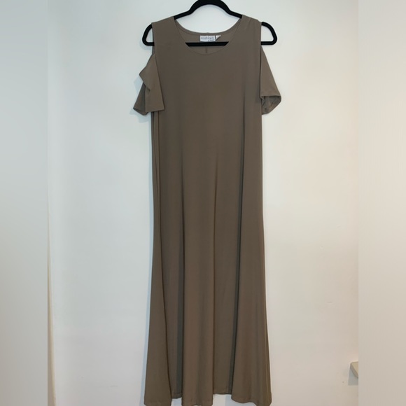 Solid Cold Shoulder Maxi Dress - Picture 9 of 11